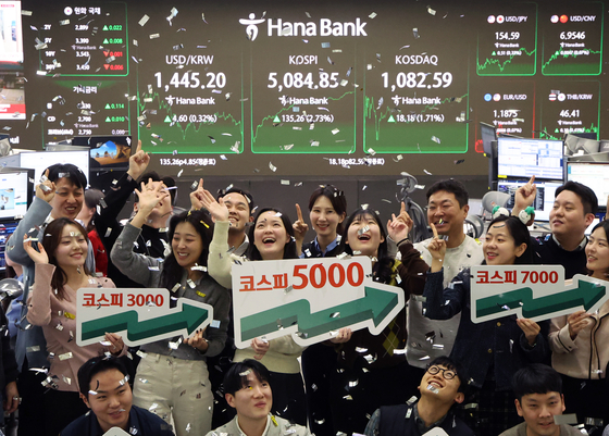 Hana Bank staff celebrate as Korea Exchange's Kospi surpasses the 5,000 mark for the first time on Jan. 27, 2026. [NEWS1]