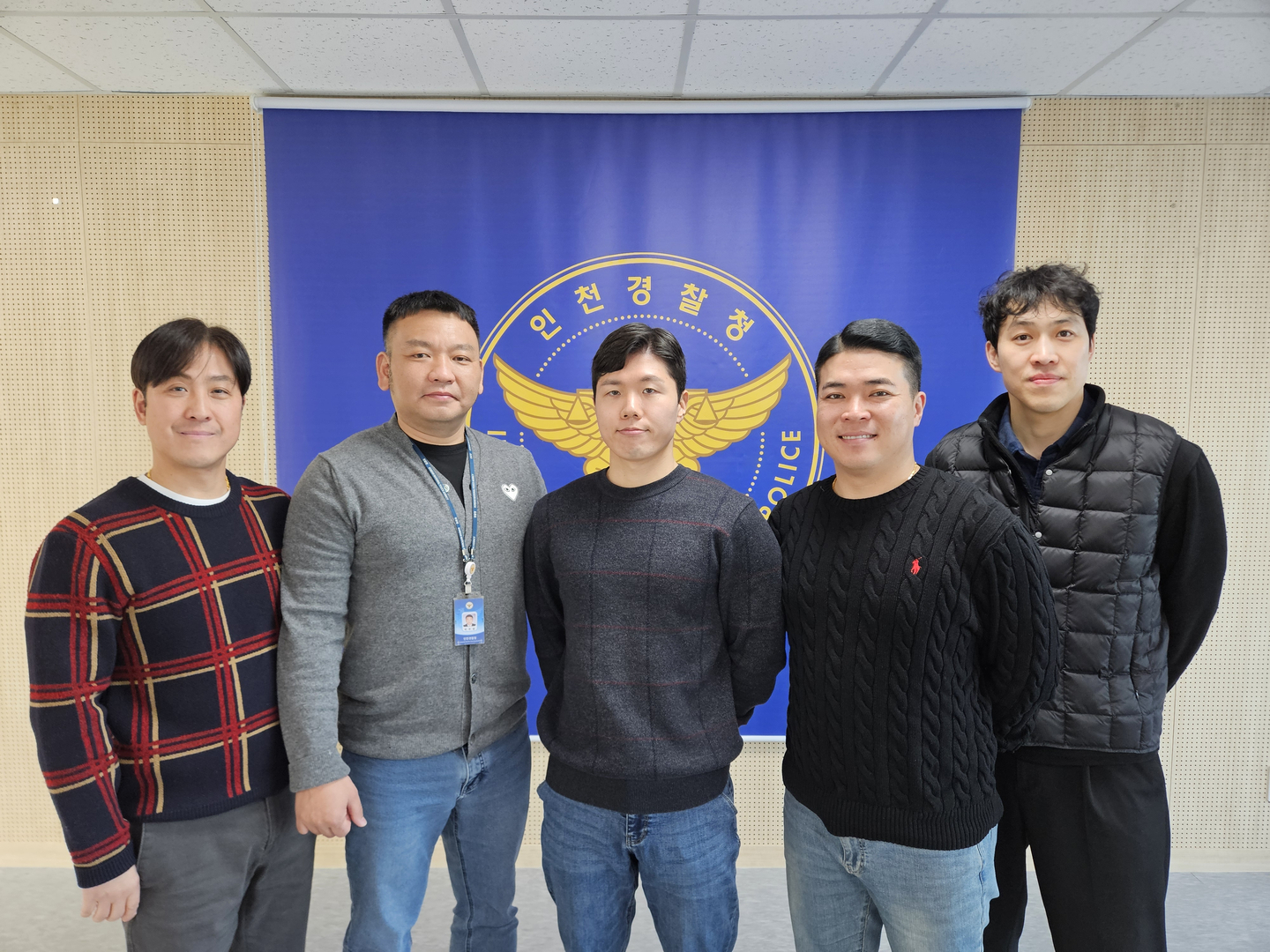 Members of the Incheon Metropolitan Police Agency’s criminal mobile unit, who received a special commendation from President Lee Jae Myung for arresting the suspect behind a false bomb threat at Daein High School in Incheon, pose for a photo. From left are Yoon Hee-cheol, Park Ju-wan, Ko Chung-sik, Choi Kyung-jun and Lee Ui-gyun. [BYUN MIN-CHUL]