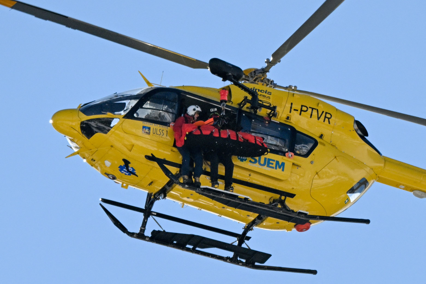 Lindsey Vonn is transported by helicopter after crashing in the women's downhill event during the Milan-Cortina 2026 Winter Olympic Games at the Tofane Alpine Skiing Centre in Cortina d'Ampezzo, Italy, on Feb. 8.  [AFP/YONHAP]