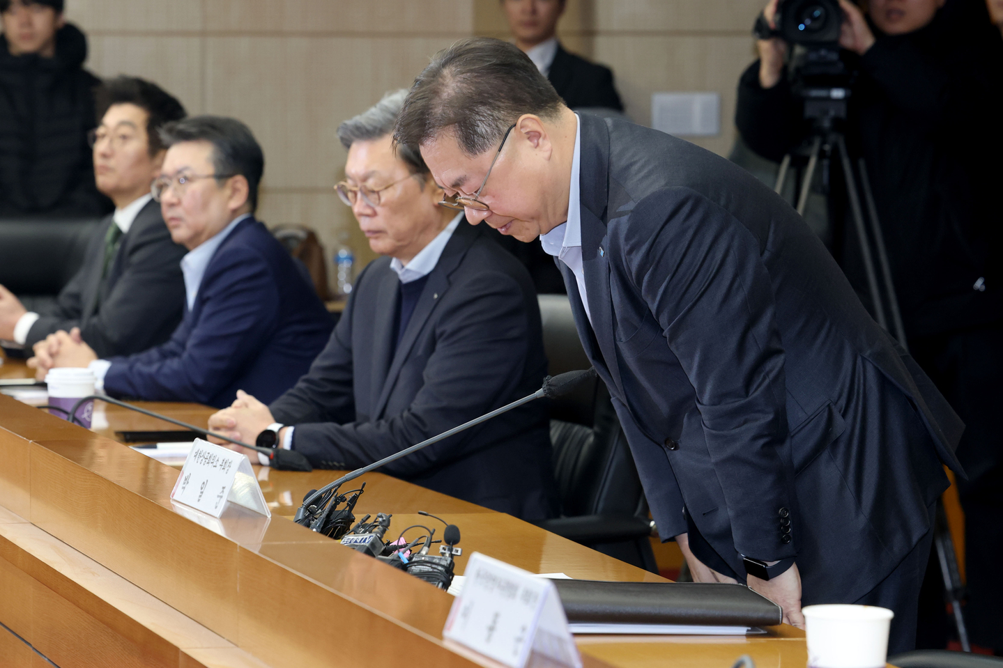 Park Il-joon, vice chairman of the Korea Chamber of Commerce and Industry (KCCI), bows his head in apology on Feb. 9 at an emergency meeting of economic organizations at the Korea Trade Insurance Corporation in Jongno District, central Seoul, over a KCCI press release claiming that wealthy Koreans are leaving the country due to inheritance taxes. [NEWS1]