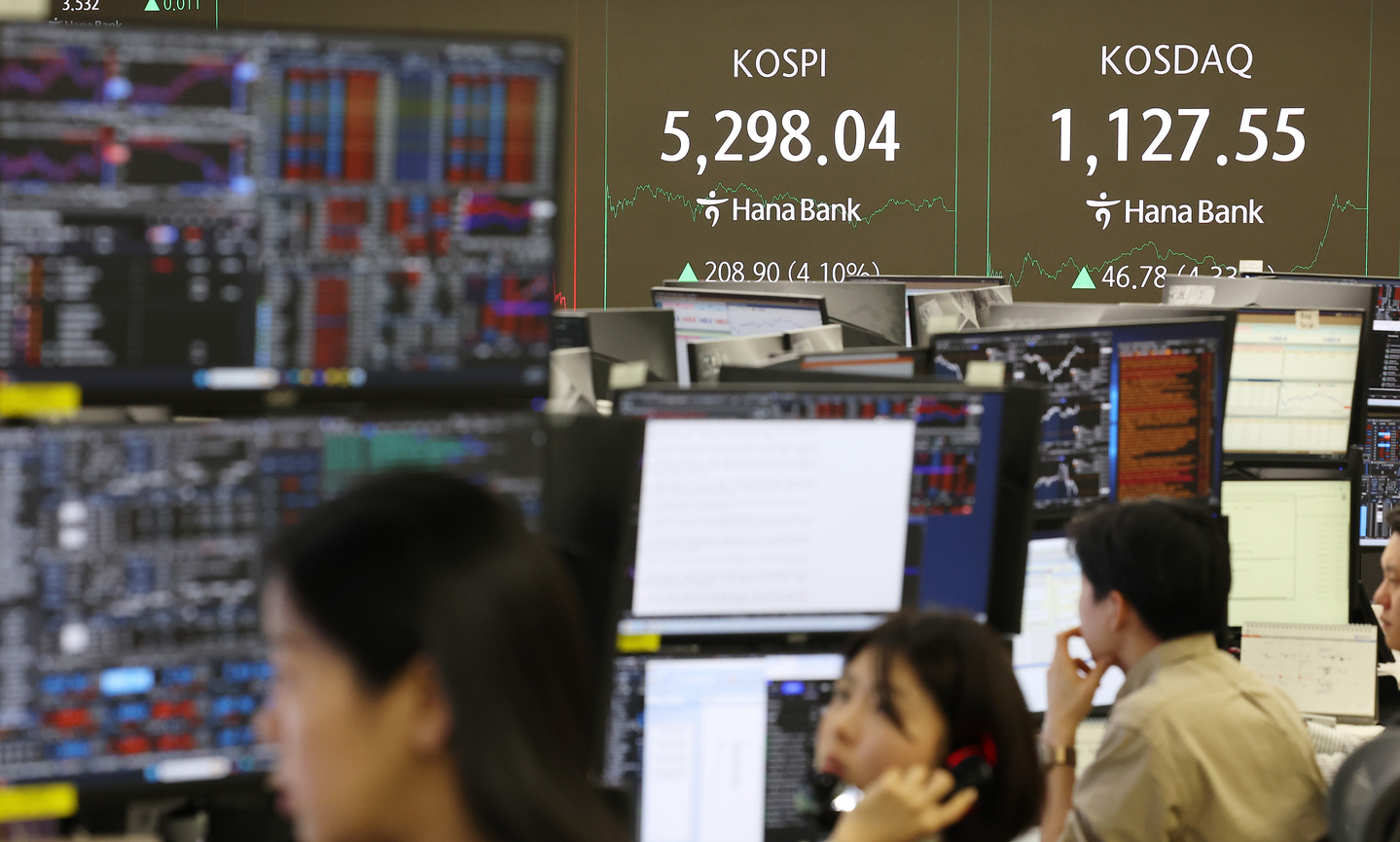 The Kospi and Kosdaq indexes are shown on a screen in Hana Bank's trading room in central Seoul on Feb. 9. [YONHAP] 