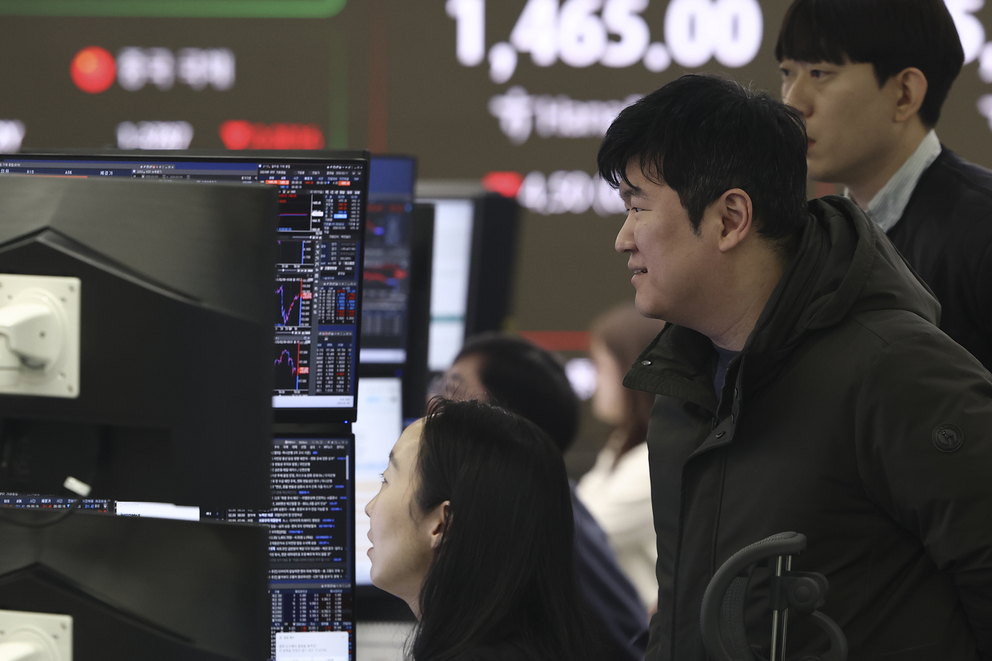 This photo taken Feb. 9 shows the dealing room of Hana Bank in central Seoul. [YONHAP] 