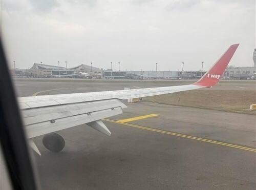 A landing gear wheel of a T'way Air airplane is seen falling off from the aircraft during landing at Taiwan Taoyuan International Airport in Taipei on Feb. 8. [NEWS1]