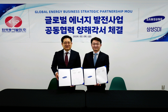 Kim Heon-joon, right, head of Samsung SDI Americas, and Kwon Myung-ho, CEO of Korea East-West Power, take a photo after signing an agreement in Indiana on Feb. 26. [SAMSUNG SDI]