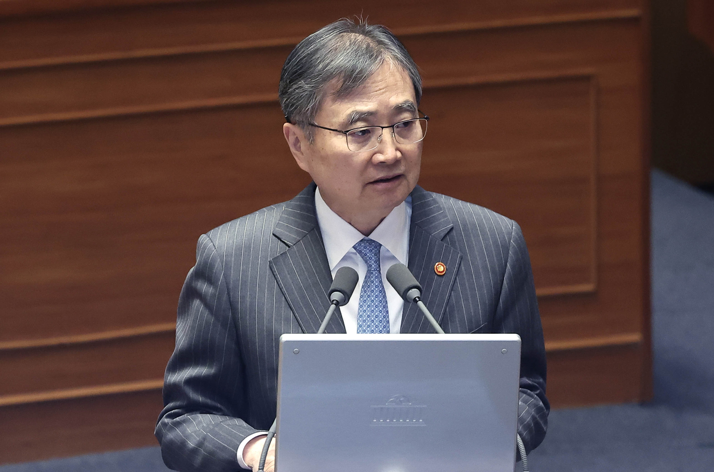 Foreign Minister Cho Hyun answers questions from lawmakers during a government questioning held by the National Assembly in western Seoul on Feb. 9. [LIM HYUN-DONG]