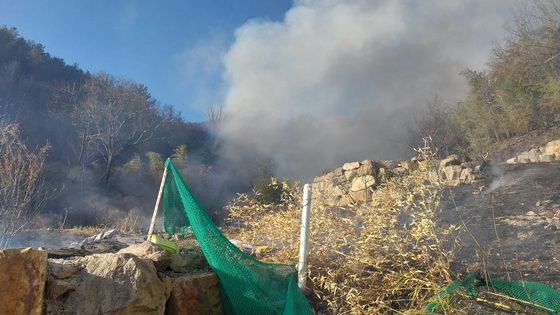 A fire breaks at out a wooded area in Yongdang-ri, Yangsan, South Gyeongsang, on Feb. 9. [GYEONGSANGNAM-DO FIRE DEPARTMENT]