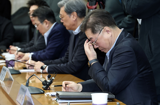 Park Il-jun, right, executive vice chairman of the Korea Chamber of Commerce and Industry, attends an emergency meeting between major business lobby groups and Industry Minister Kim Jung-kwan in Seoul on Feb. 9. [YONHAP]