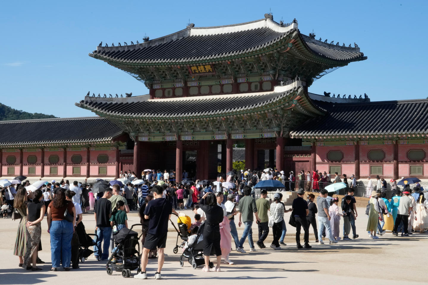People wait in line to enter Gyeongbok Palace in central Seoul as they visit during the Chuseok holiday on Oct. 8, 2025. [AP/YONHAP] 