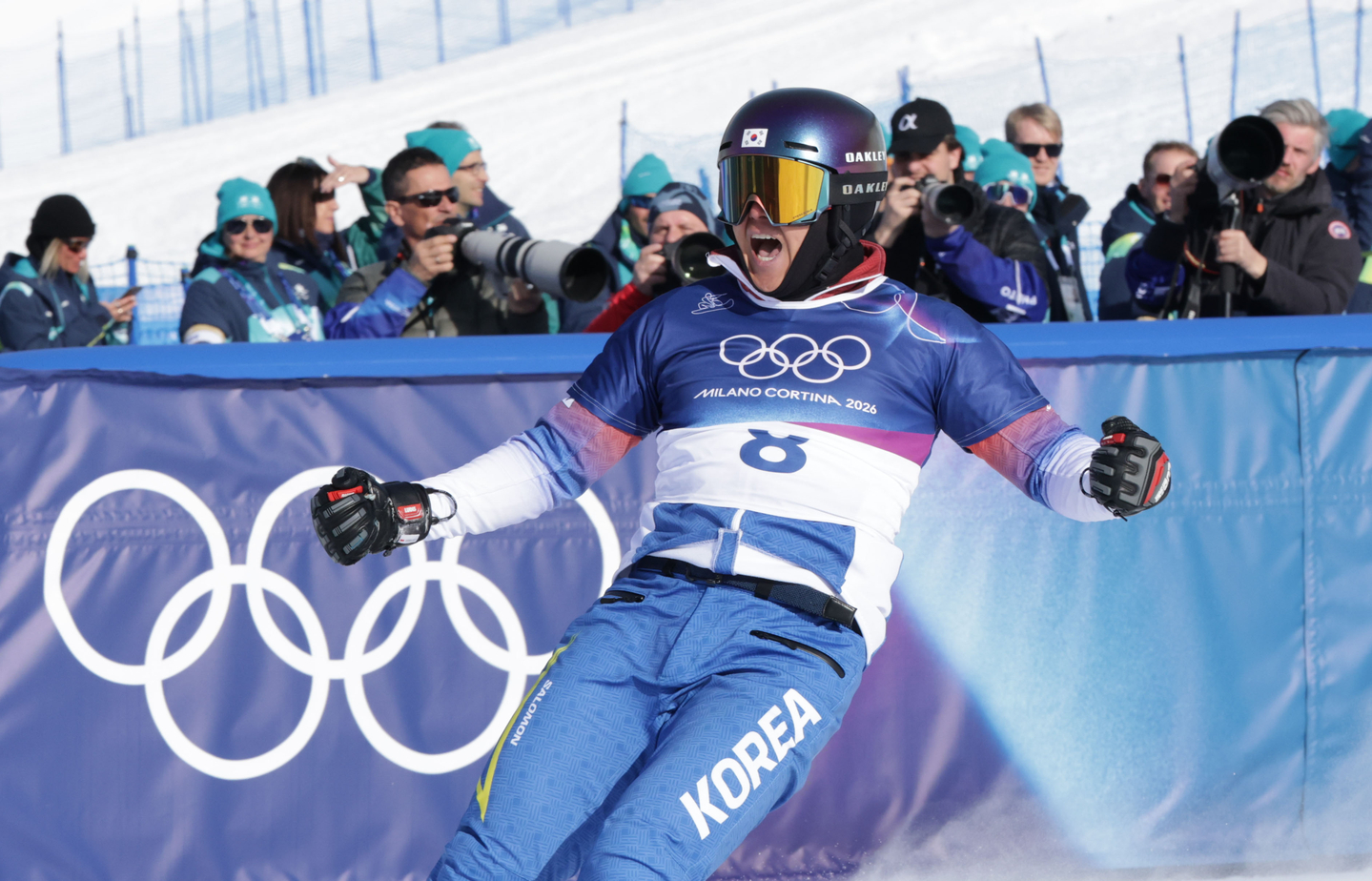 Kim Sang-kyum cheers during the snowboard men's parallel giant slalom quarter final at Livigno Snow Park during the Milan Cortina 2026 Winter Olympic Games, in Livigno, on Feb. 8. [KIM JONG-HO]
