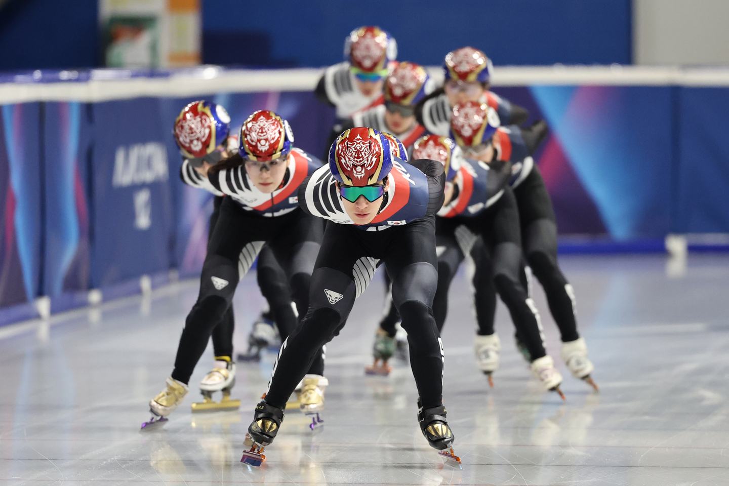 Korean short track speed skaters train for the Winter Olympics at Milano Ice Skating Arena in Milan on Feb. 6. [YONHAP] 