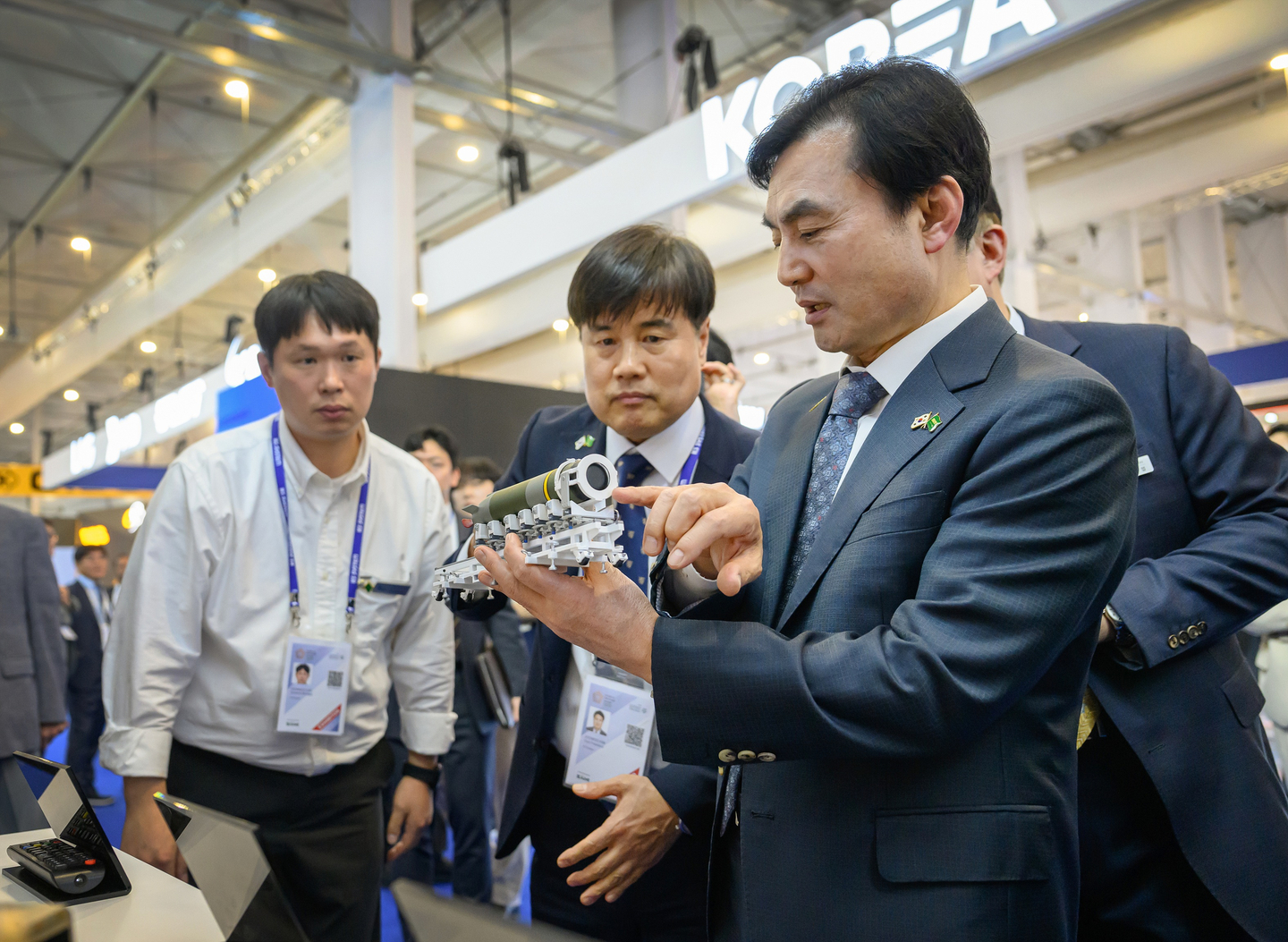 Defense Minister Ahn Gyu-back, right, visits the biennial World Defense Show in Riyadh, in this photo provided by the Defense Ministry on Feb. 9. [YONHAP] 