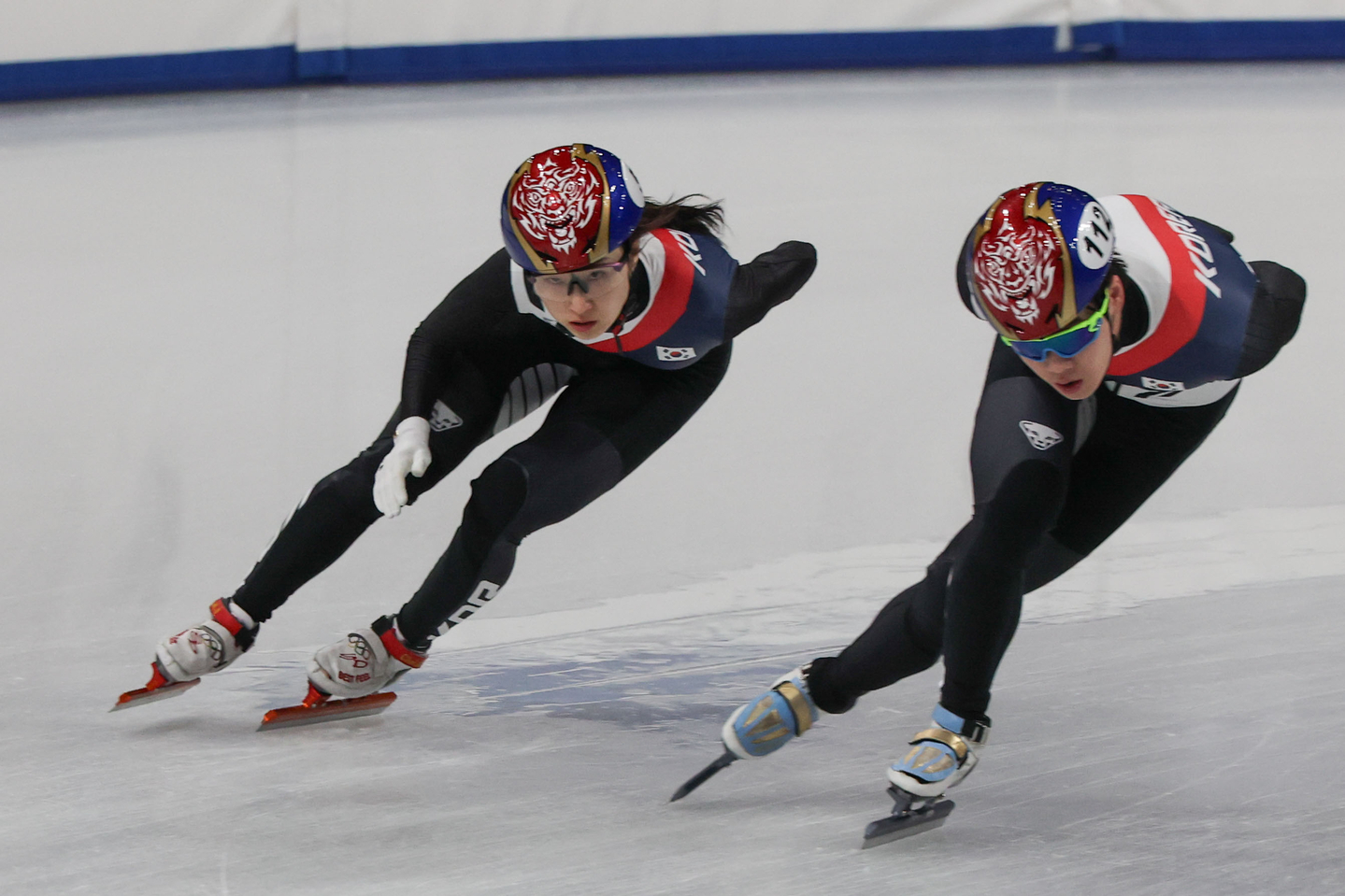 Short track speed skater Choi Min-jeong, left, trains at the Milano Ice Skating Arena in Milan on Feb. 4. [KIM JONG-HO]