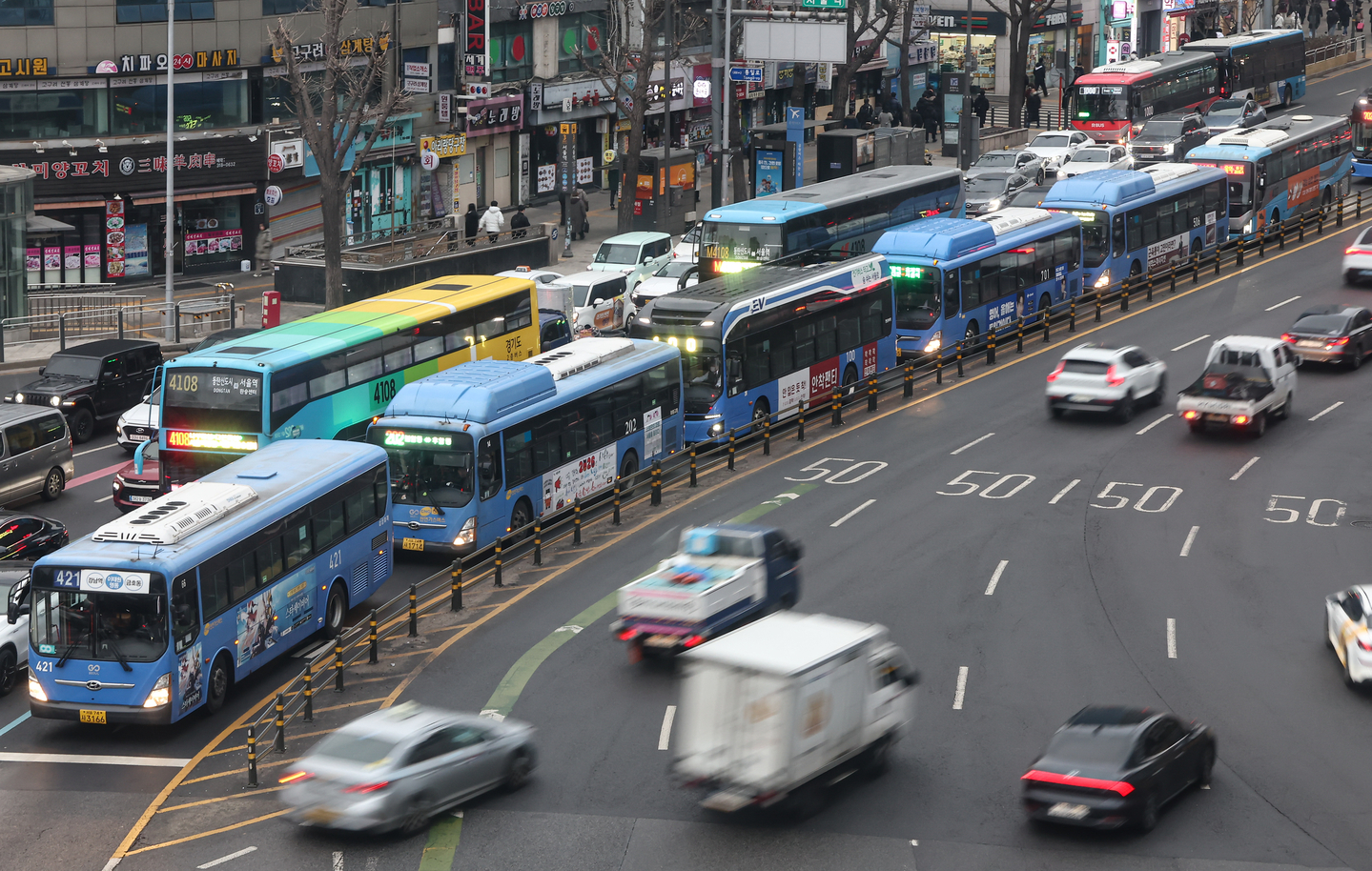 Passengers board buses at Seoul Station in central Seoul on Jan. 15, 2026. [NEWS1]