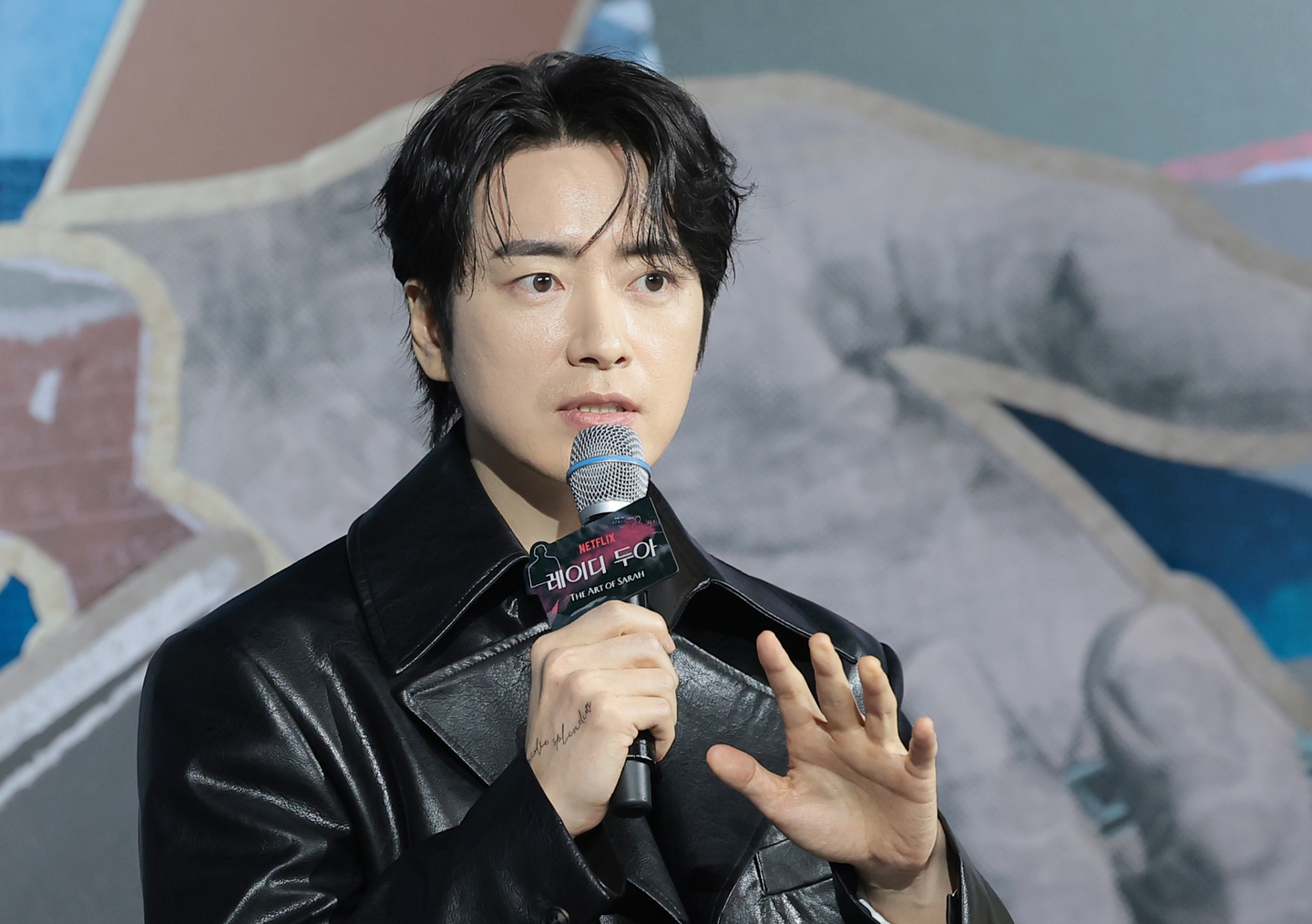 Actor Lee Jun-hyuk from Netflix's series ″The Art of Sarah″ speaks during the show's press conference held in Jung District, central Seoul, on Feb. 10. [NEWS1]