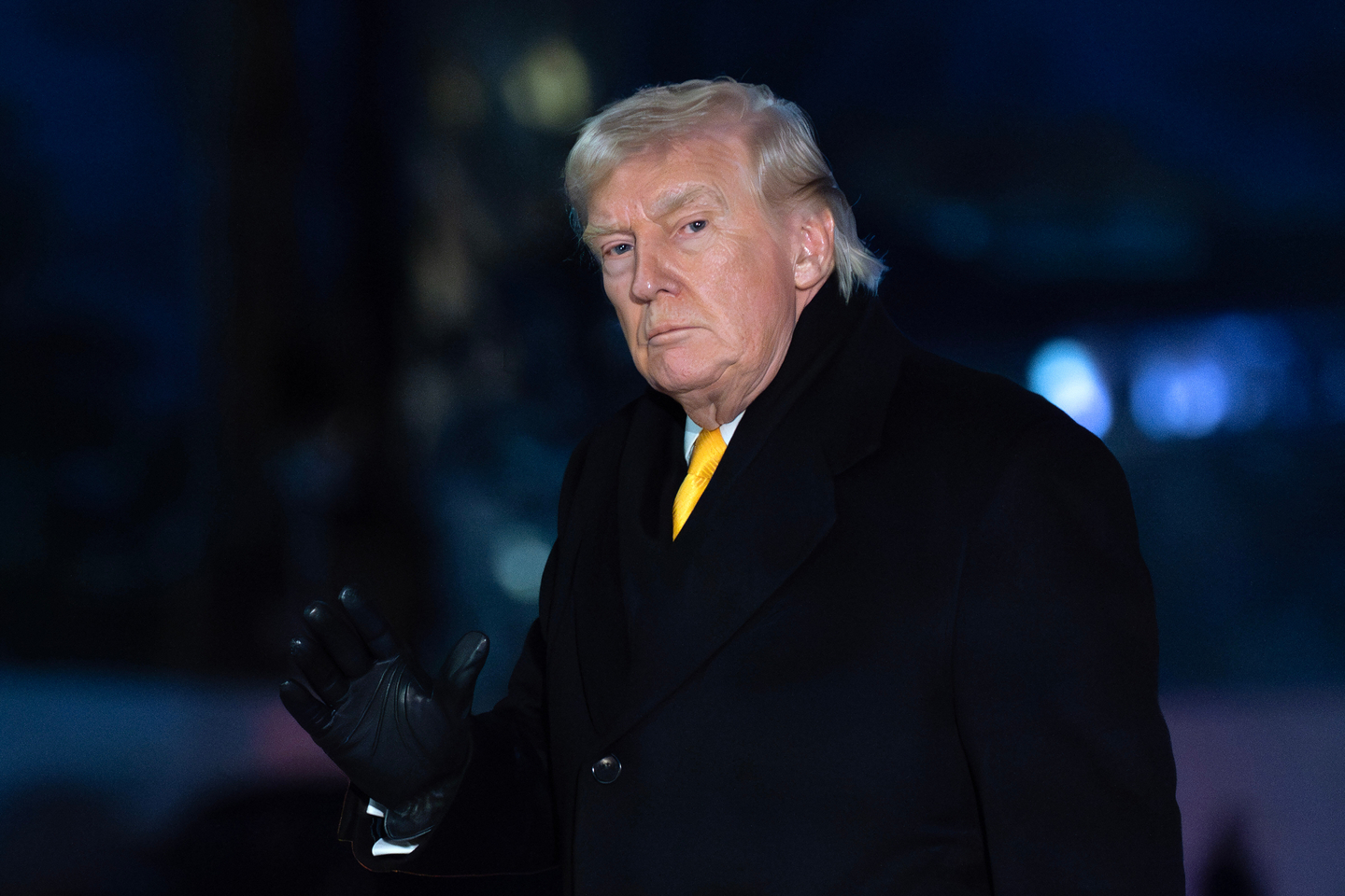 U.S. President Donald Trump waves to the media as he walks on the South Lawn upon his arrival at the White House on Feb. 9. [AP/YONHAP]