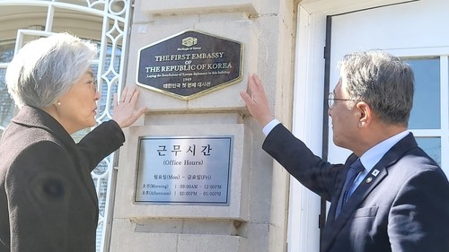 Korean Ambassador to the U.S. Kang Kyung-wha, left, and Korea Heritage Service Administrator Huh Min attend an event installing a plaque at the consular section building of the Korean Embassy in Washington on Feb. 9.  [YONHAP]