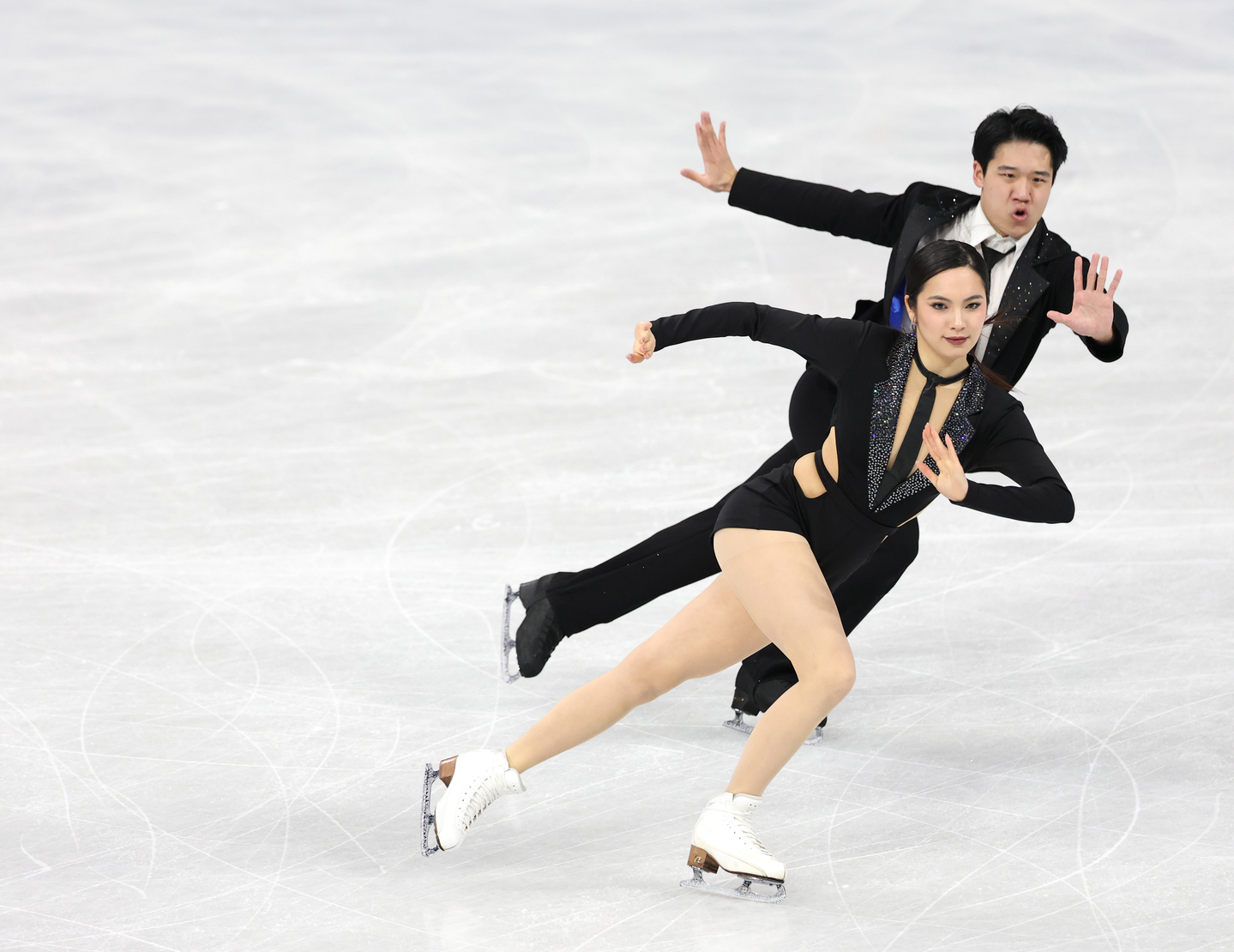 Hannah Lim, front, and Quan Ye of Korea perform their rhythm dance program during the ice dance competition at the Winter Olympics at Milano Ice Skating Arena in Milan on Feb. 9.  [YONHAP] 