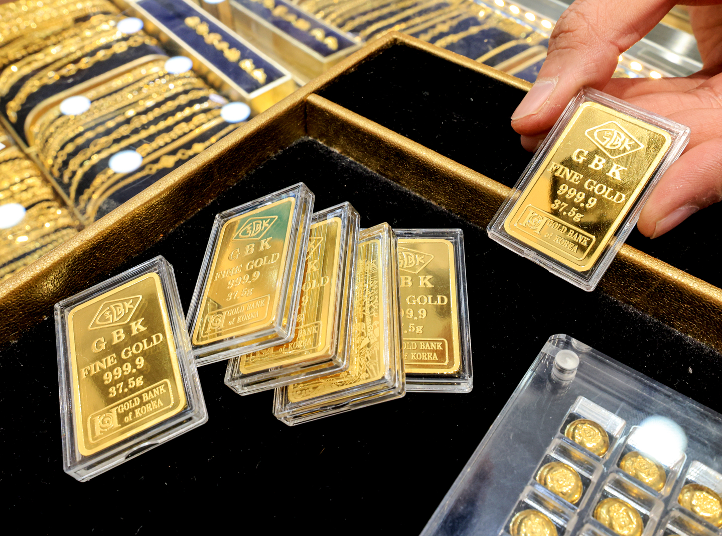 An employee arranges gold bars at a jewelry shop in Jongno District, central Seoul, on Jan. 21. [NEWS1]