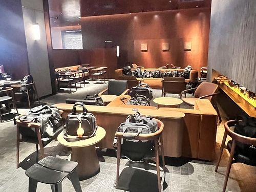 A Starbucks store near the U.S. Embassy in Seoul’s Gwanghwamun is filled with flight attendants’ bags. [YONHAP] 