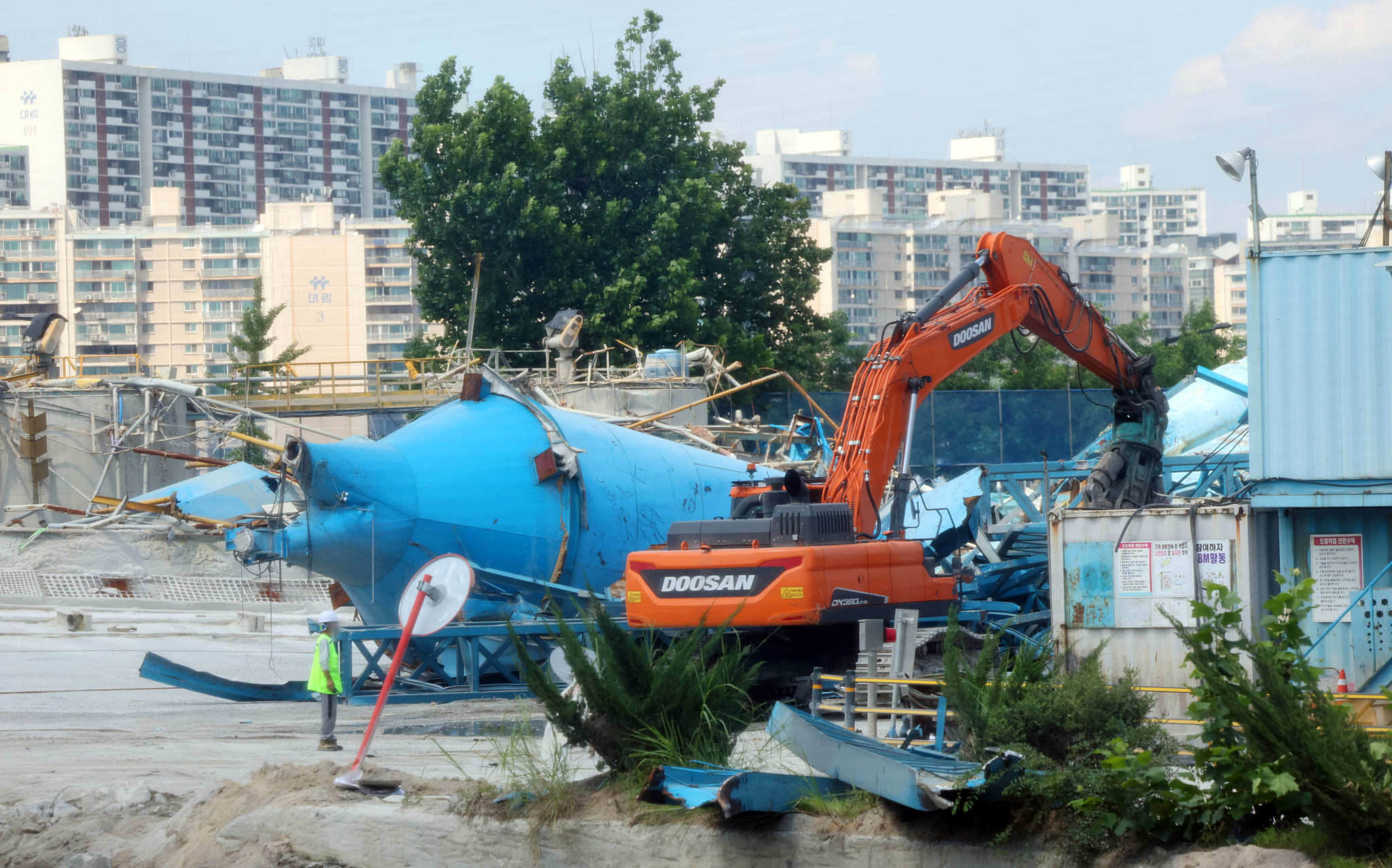 A crane is tears down Sampyo Remicon's Seoul factory in its final phase of demolition in August 2022. [YONHAP]