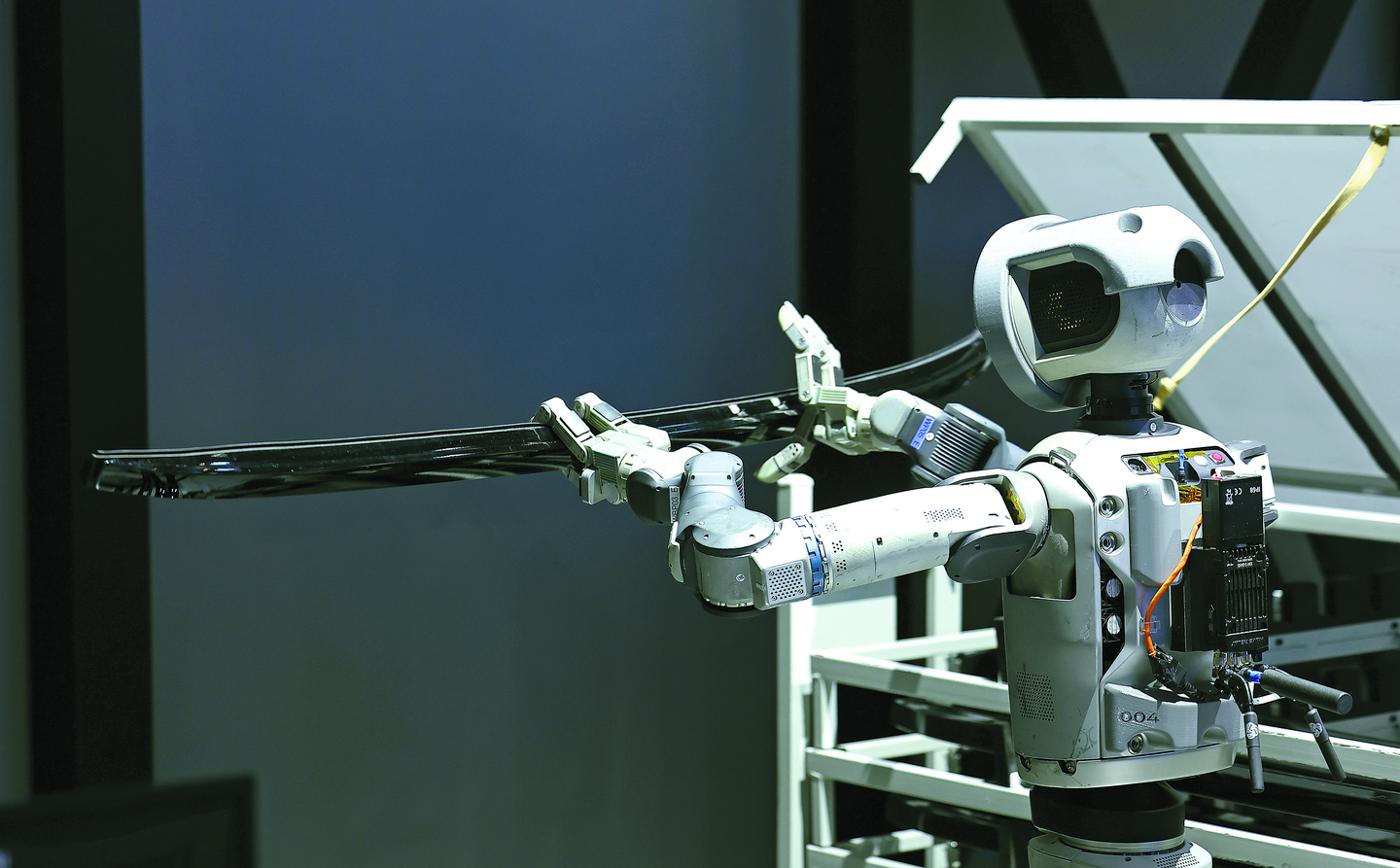 Hyundai Motor's Atlas robot is seen moving parts at the Hyundai Motor's booth for CES 2026 at the Las Vegas Convention Center in Las Vegas on Jan. 7. [YONHAP]
