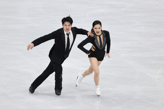 Hannah Lim, right, and Quan Ye of Korea perform their rhythm dance program during the ice dance competition at the Winter Olympics at Milano Ice Skating Arena in Milan on Feb. 6, 2026. [YONHAP]