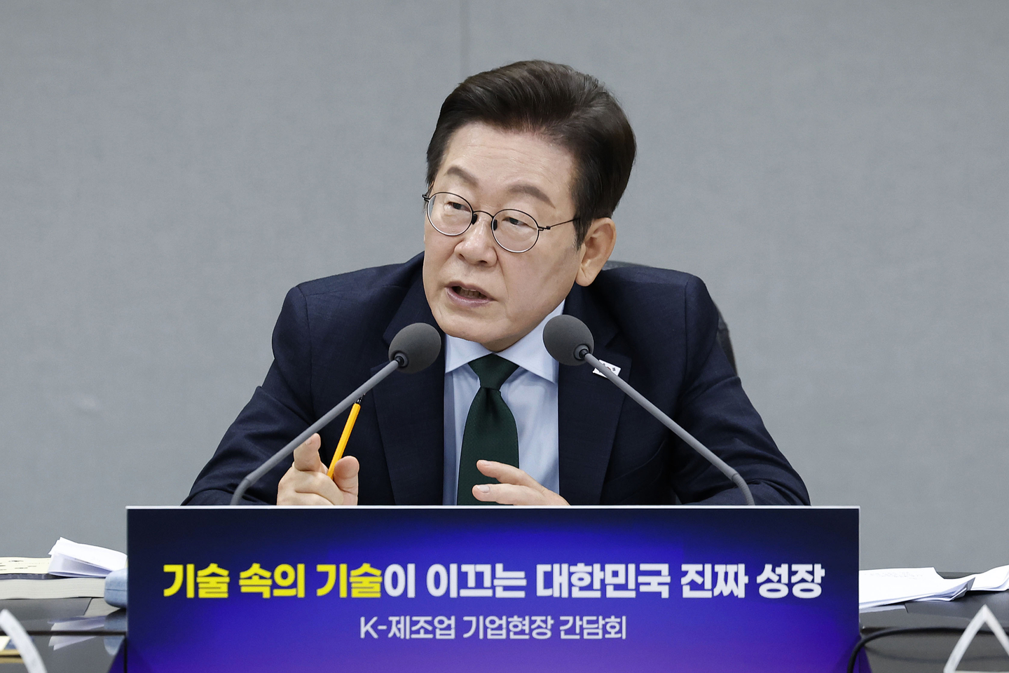 President Lee Jae Myung speaks during a meeting with manufacturing companies at Saesol Diamond's heardquarters in Ansan, Gyeonggi, on Sept. 3, 2025. [JOINT PRESS CORPS] 