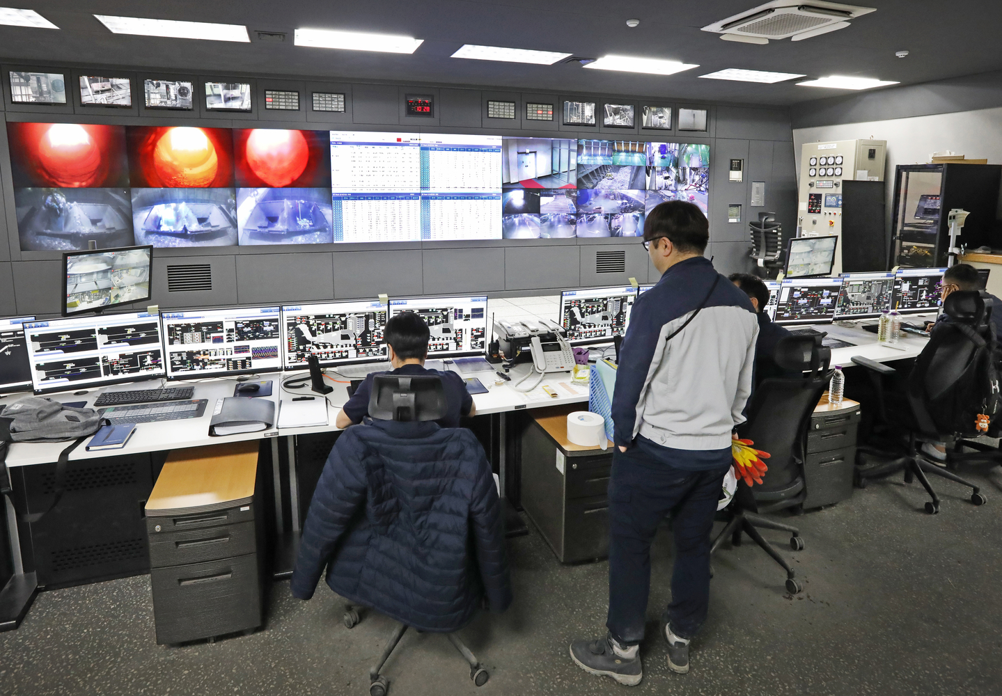 Officials at the Mapo Resource Recovery Plant work at the facility’s central control panel on Feb. 4. [PARK SANG-MOON] 