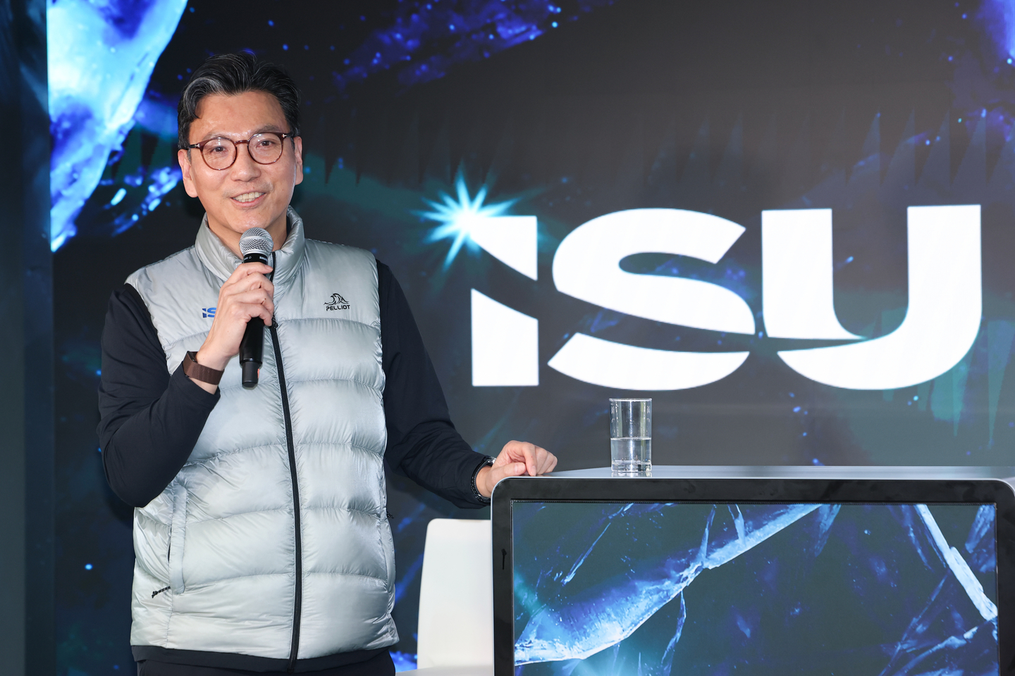 Kim Jae-youl, head of the International Skating Union and a new member of the International Olympic Committee's Executive Board, speaks at a press conference at the Home of Skating in Milan on Feb. 9.  [YONHAP] 