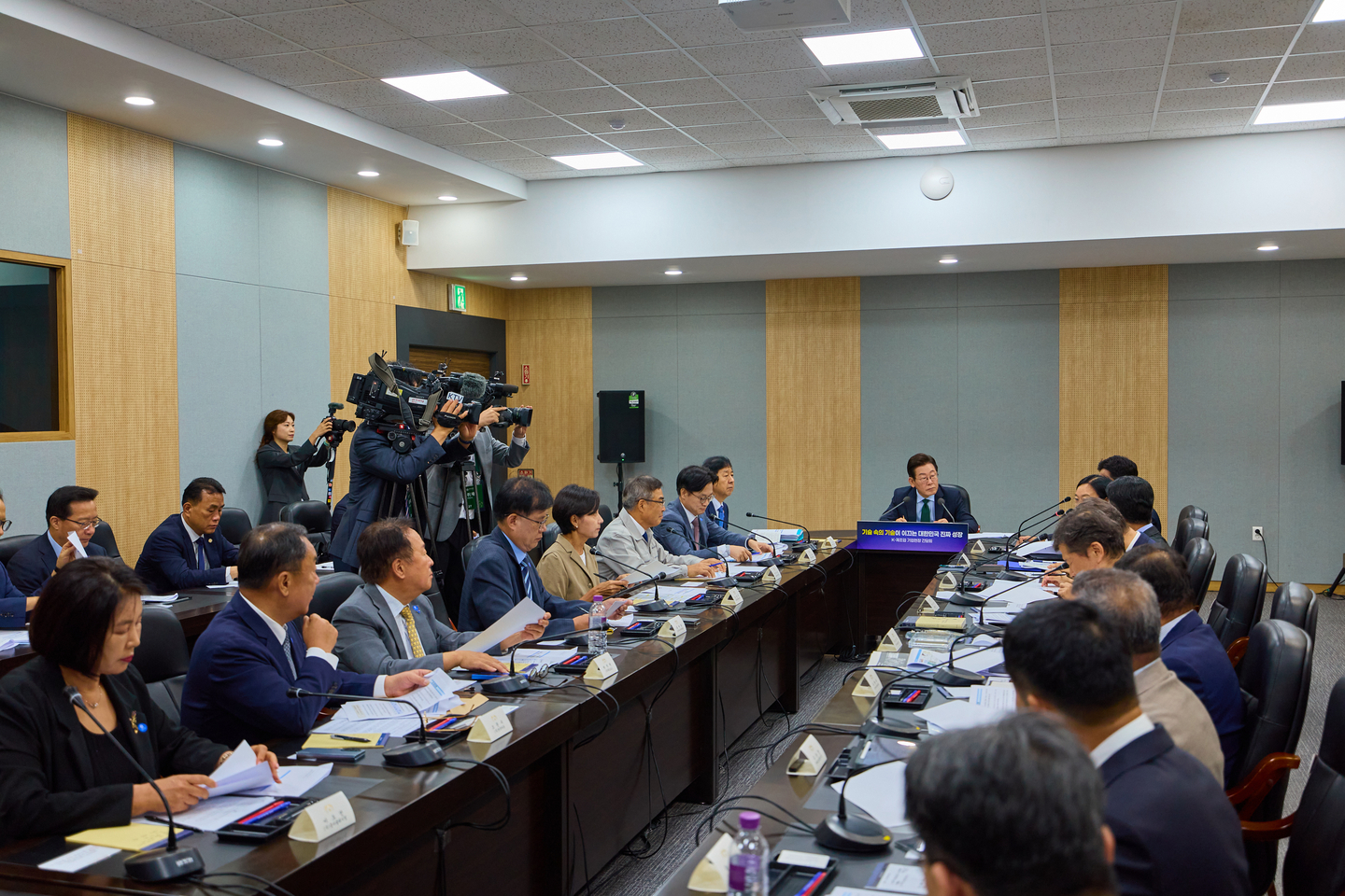 President Lee Jae Myung, far center, is seen presiding over a meeting with manufacturing companies at Saesol Diamond's heardquarters in Ansan, Gyeonggi, on Sept. 3, 2025. [JOINT PRESS CORPS]