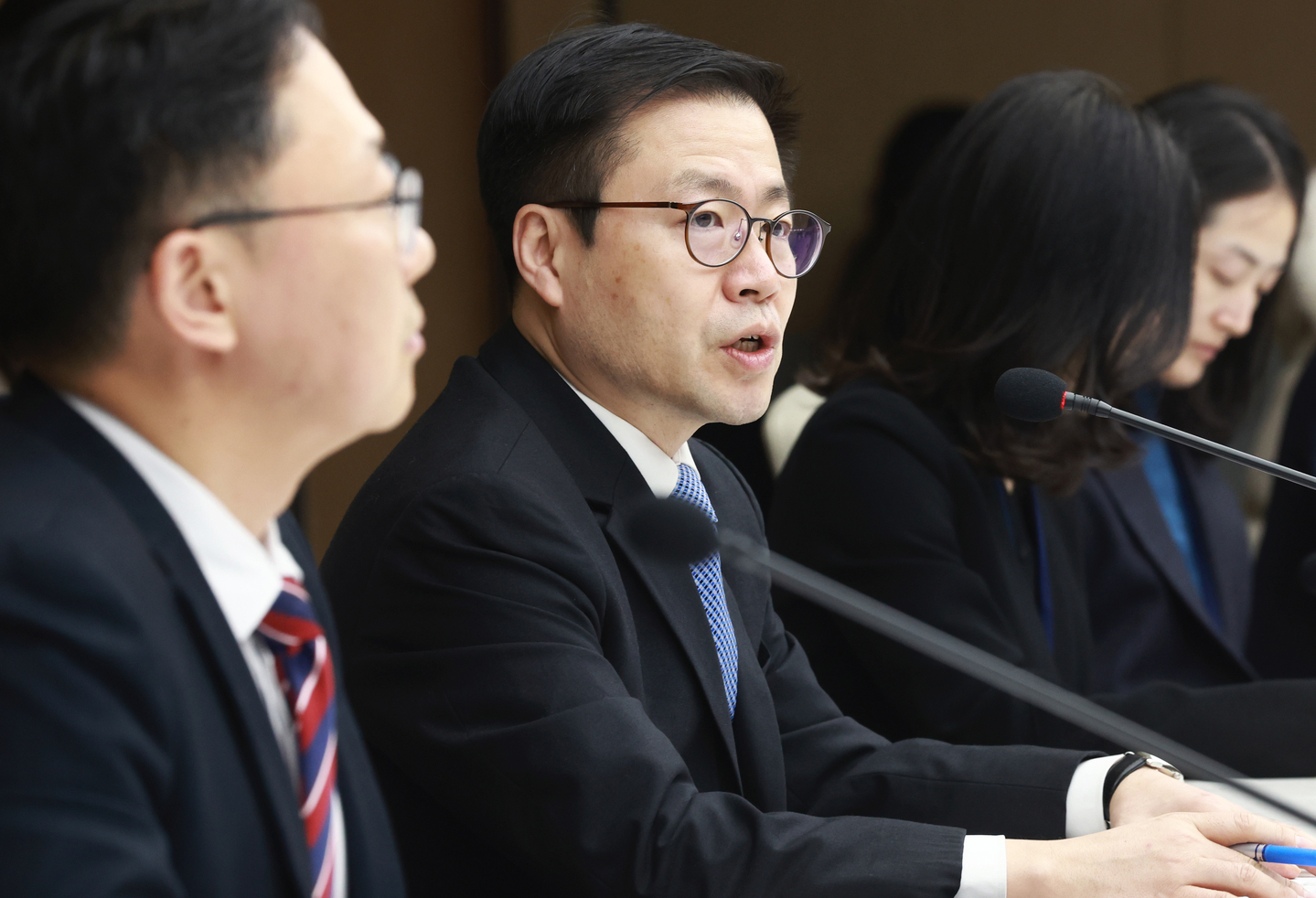 Trade Minister Yeo Han-koo, center, presides over the 54th meeting of the trade policy committee at the Korea Chamber of Commerce and Industry in Jung District, central Seoul, on Feb. 10. [YONHAP]