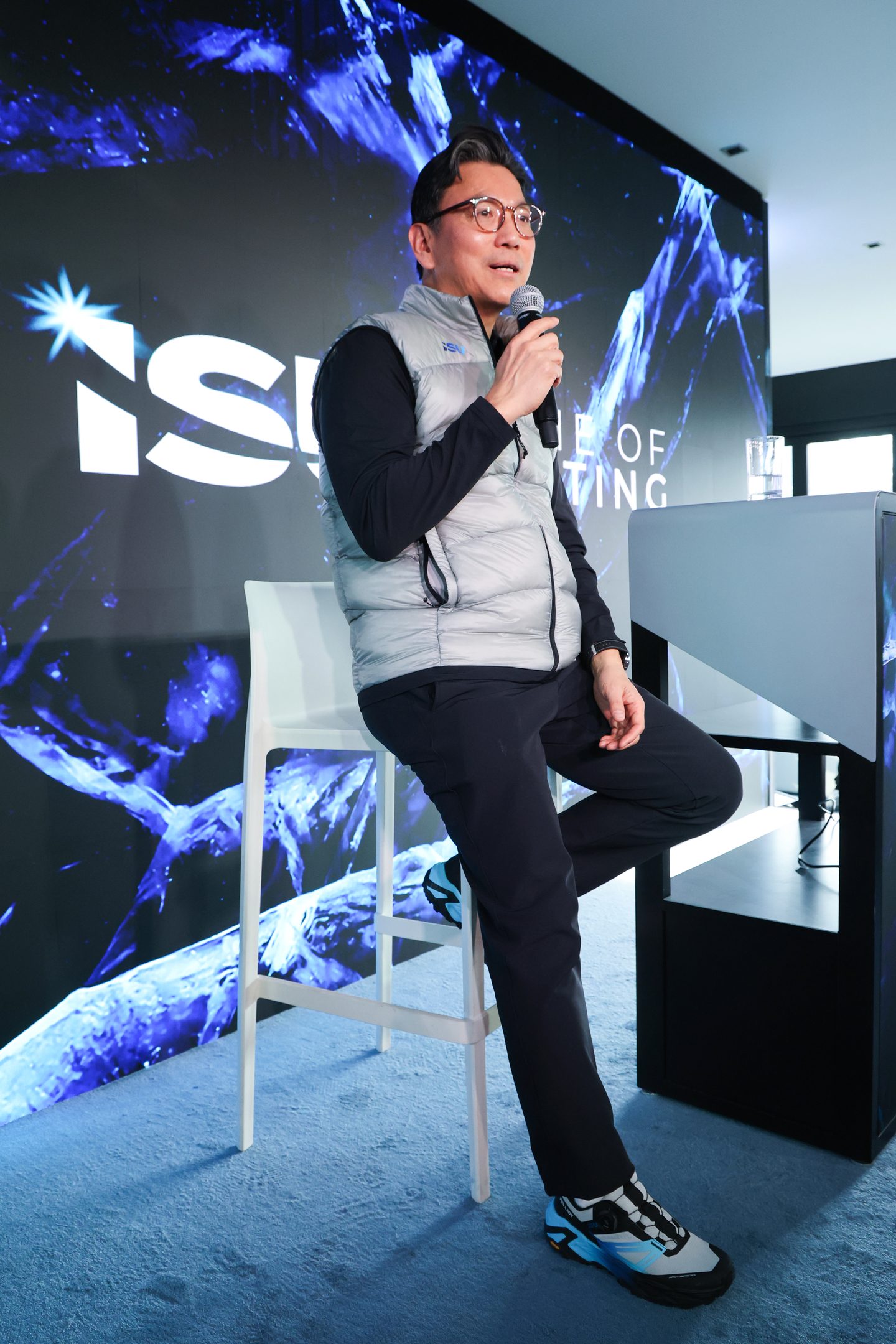 Kim Jae-youl, head of the International Skating Union and a new member of the International Olympic Committee's Executive Board, speaks at a press conference at the Home of Skating in Milan on Feb. 9. [YONHAP]