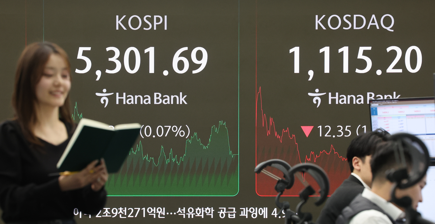 A screen in Hana Bank's trading room in central Seoul shows the Kospi closing at 5,301.69 points, up 3.65 points, or 0.07 percent, from the previous trading session, on Feb. 10. [YONHAP]