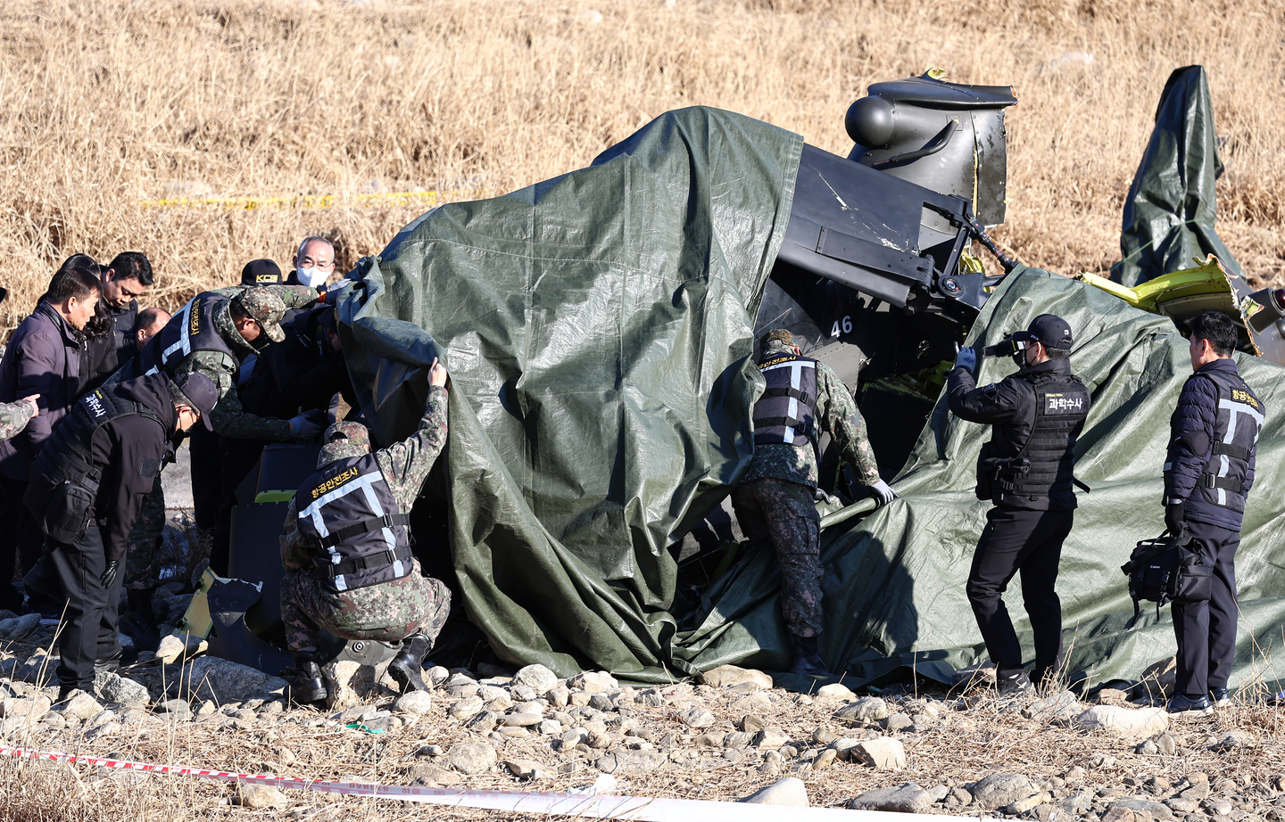 Military authorities are seen inspecting the site of a helicopter crash that killed two warrant officers in Gapyeong, Gyeonggi on Feb. 9. [NEWS1]