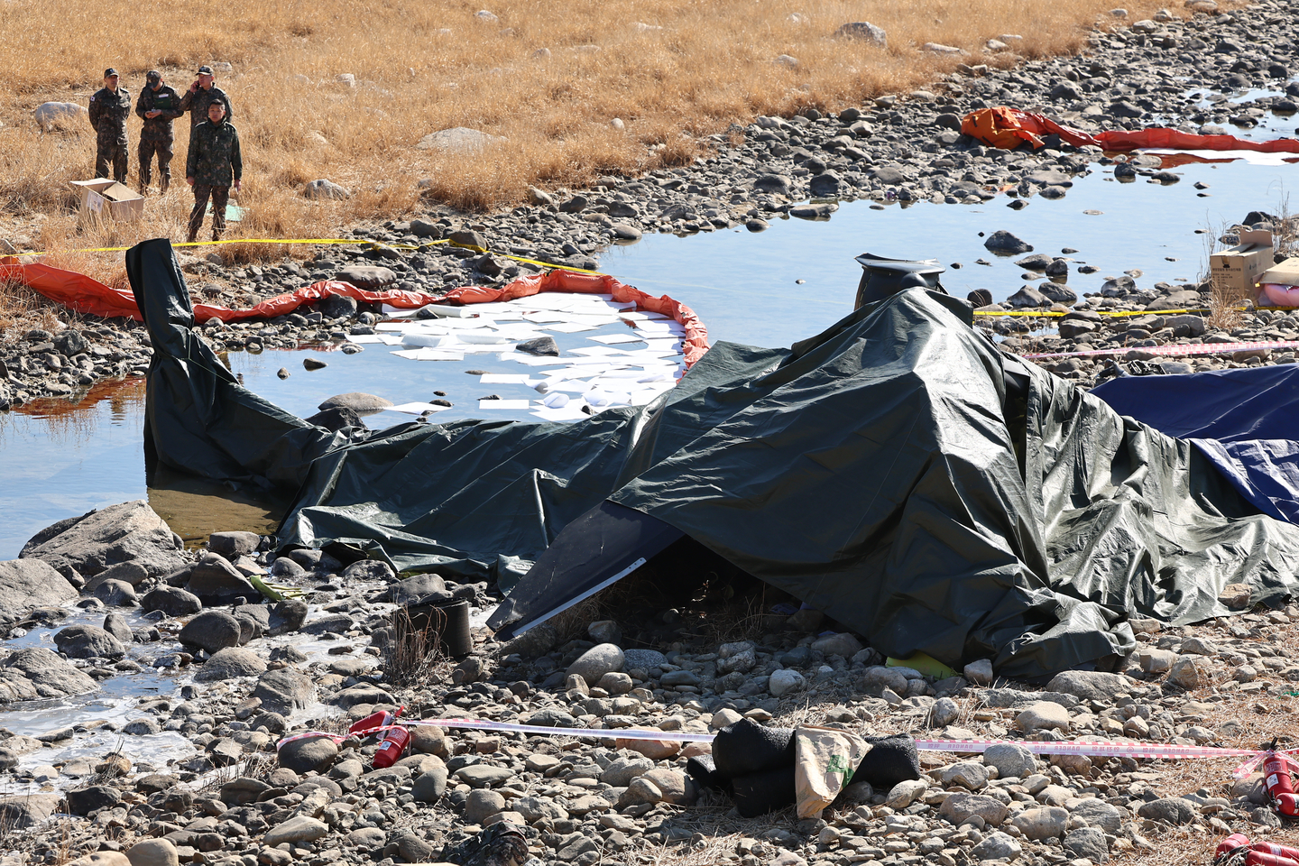 Military authorities are seen inspecting the site of a helicopter crash that killed two warrant officers in Gapyeong, Gyeonggi on Feb. 9. [NEWS1]