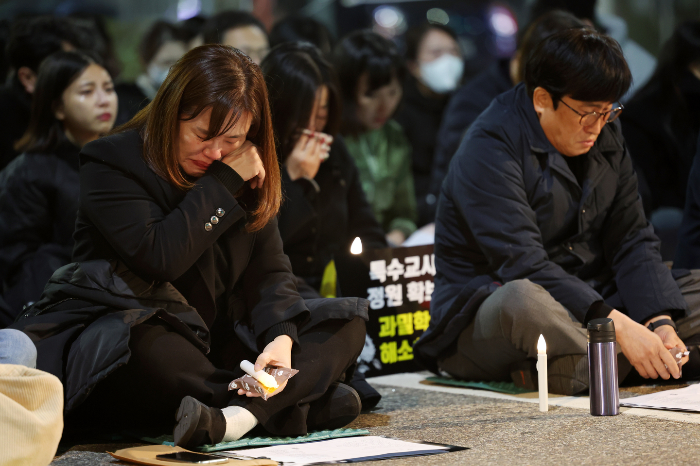 Teachers mourn during a memorial service for a special education teacher in front of the Incheon Metropolitan City Office of Education on Nov. 8, 2024. Seven teachers’ groups called for a full investigation into the death and improvements in working conditions for special education teachers. [YONHAP]