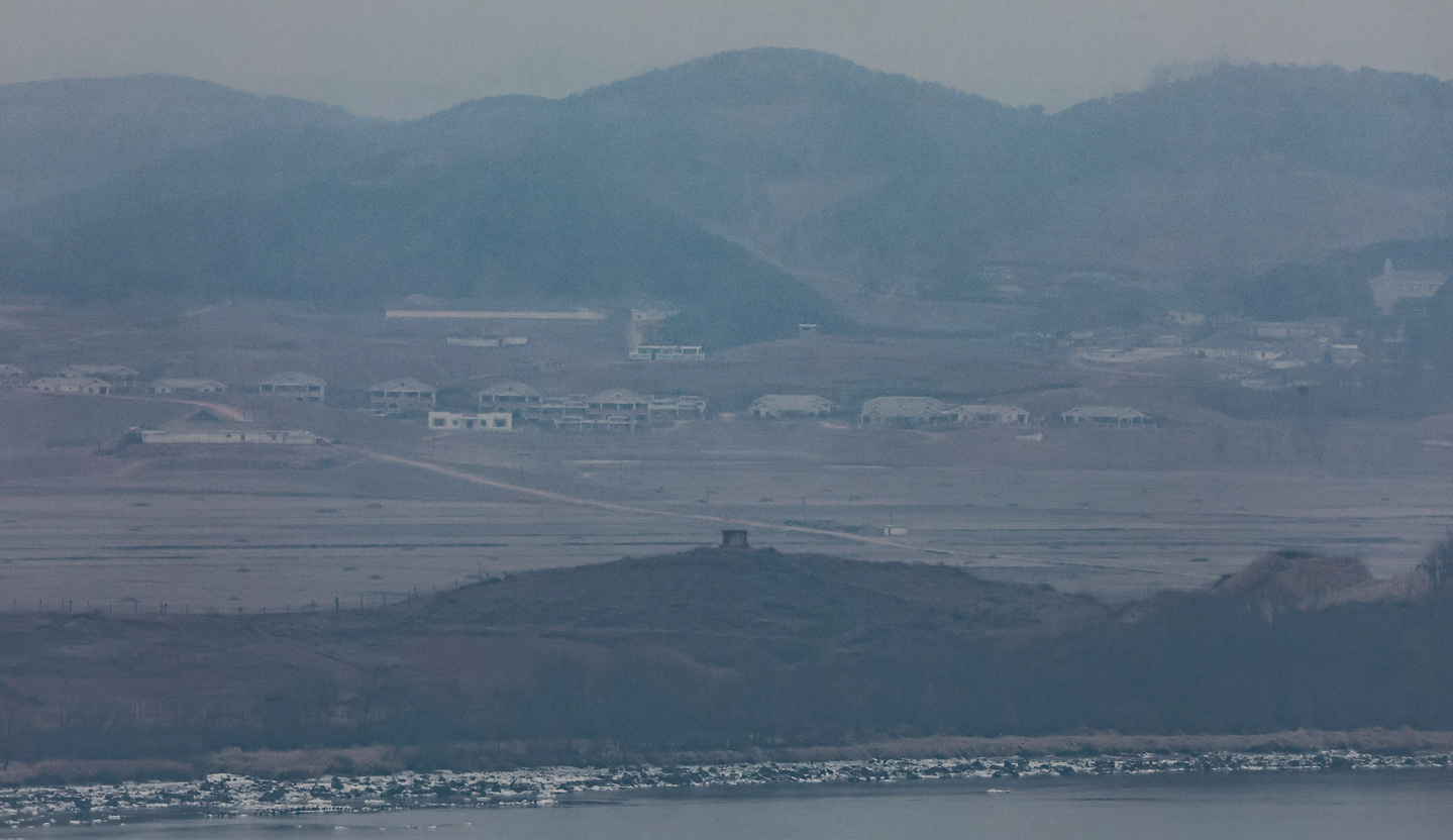 A hazy view of North Korea is seen from Odusan Observatory in Paju, Gyeonggi, on Feb. 10, marking 10 years since the suspension of operations at the Kaesong Industrial Complex. [NEWS1/YONHAP]