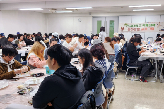 Students at Konkuk University participate in a cultural experience program on Oct. 28, 2025. [KONKUK UNIVERSITY]