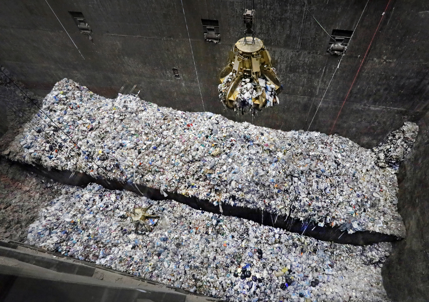 A claw picks up trash at a bunker located at the Mapo Resource Recovery Plant in western Seoul on Feb. 4. [PARK SANG-MOON]