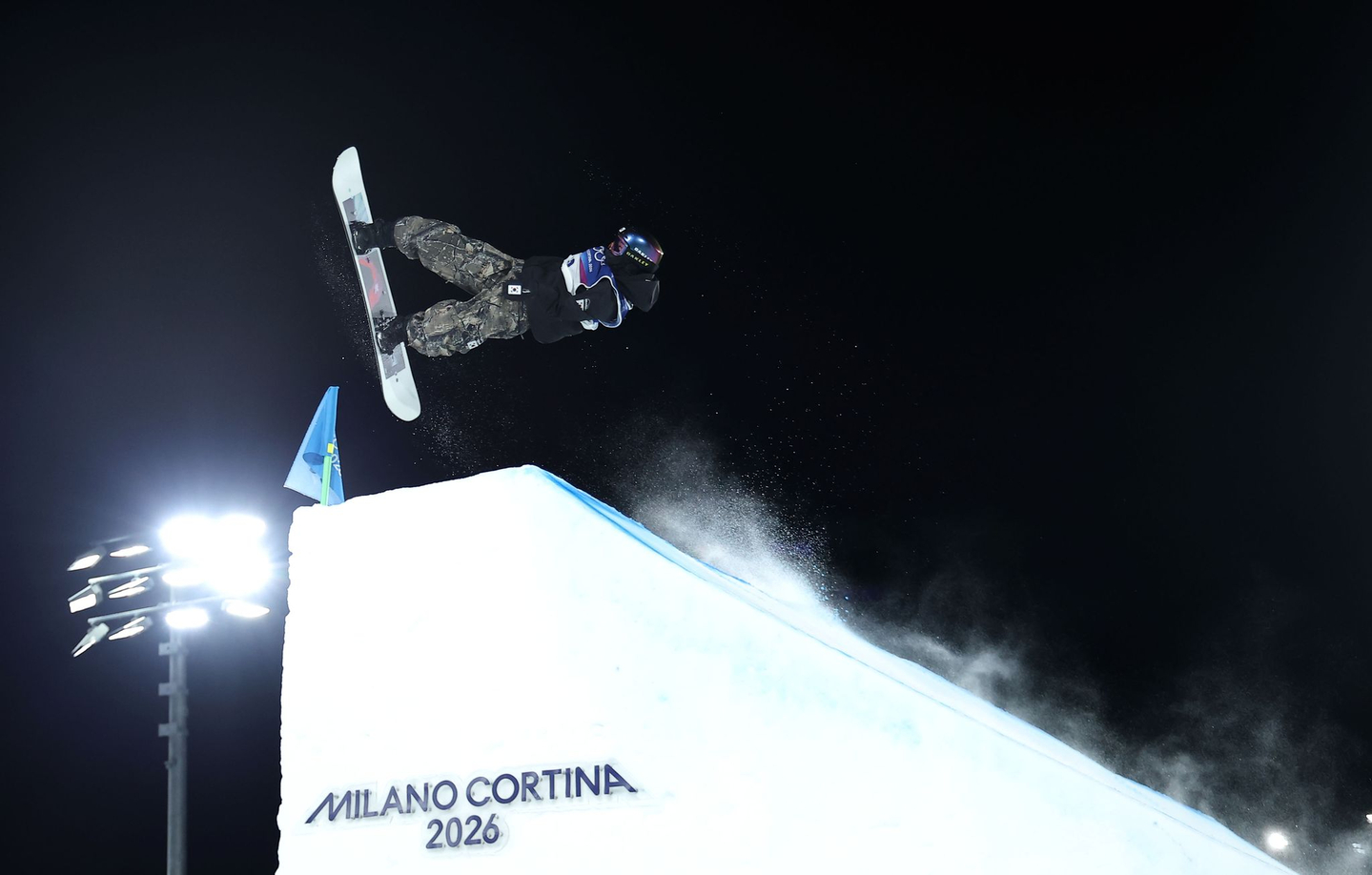 Yu Seung-eun performs a trick during the women’s snowboard big air final at the 2026 Milan-Cortina Winter Olympics at Livigno Snowpark in Livigno, Italy on Feb. 9. [YONHAP]