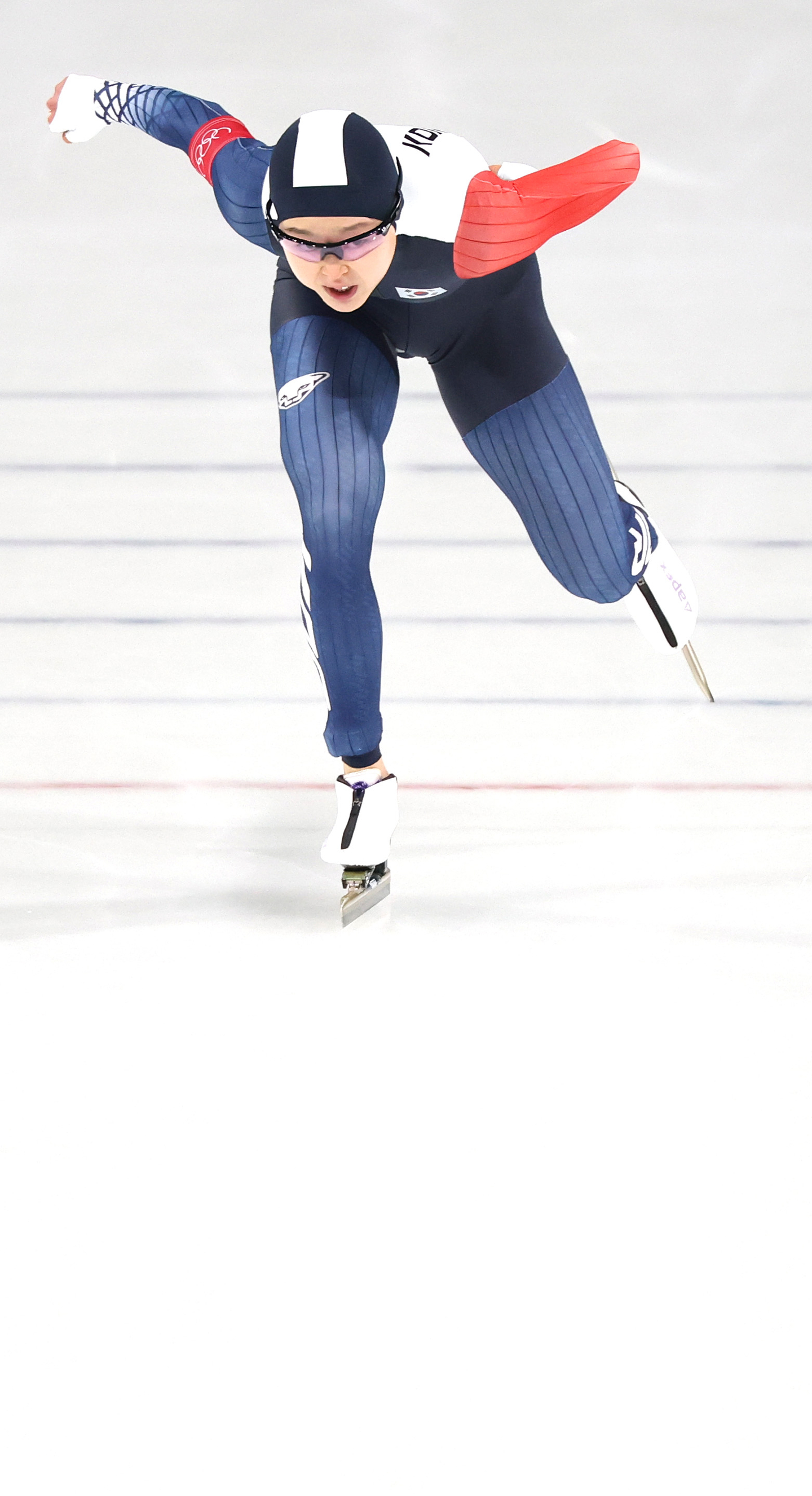 Kim Min-sun competes in the women's 1,000-meter speed skating race at the Winter Olympics at Milano Speed Skating Stadium in Milan on Feb. 9.  [YONHAP]
