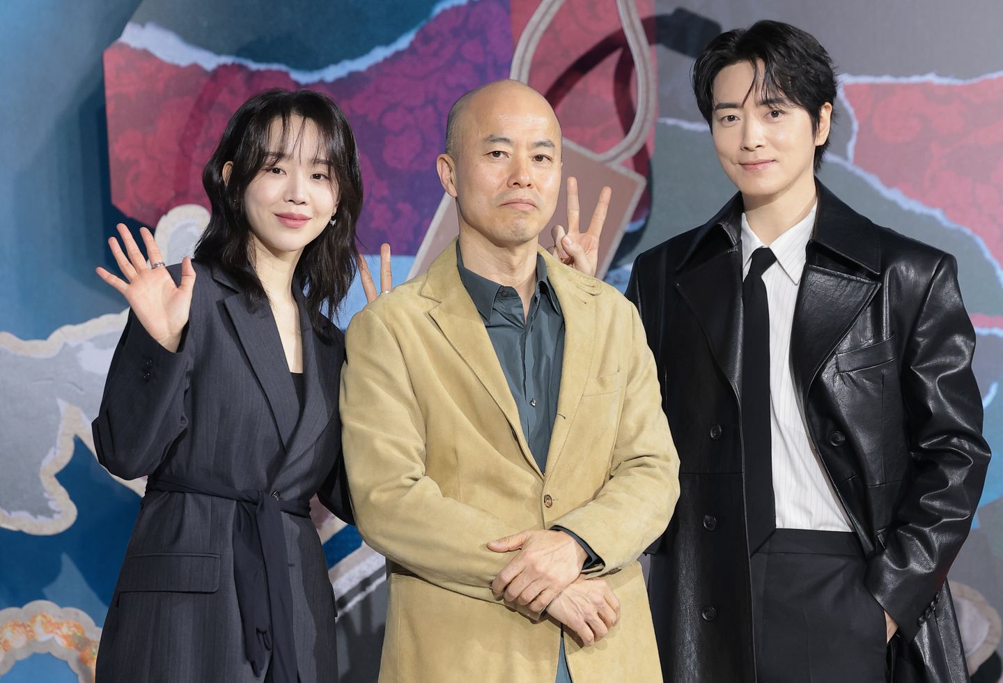 The cast and director of Netflix's series ″The Art of Sarah″ pose for photos during the show's press conference held in Jung District, central Seoul, on Feb. 10. From left are actor Shin Hae-sun, director Kim Jin-min and actor Lee Jun-hyuk. [NEWS1]