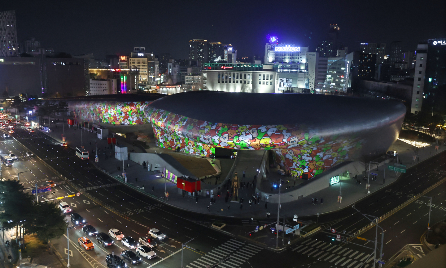 A media art titled “Seoul Light DDP Winter” appears on the exterior wall of Dongdaemun Design Plaza in central Seoul on Dec. 18, 2025. [YONHAP] 