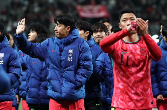 The Korean men's national football team waves to fans after beating Ghana in a friendly at Seoul World Cup Stadium in western Seoul on Nov. 18, 2025. [YONHAP]