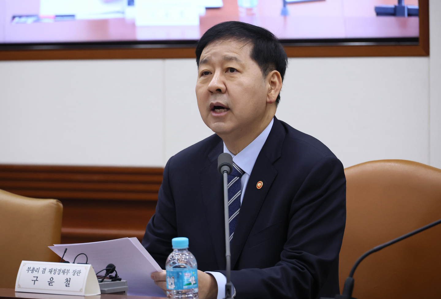 Deputy Prime Minister and Finance Minister Koo Yun-cheol speaks at a meeting of economy-related ministers at the government complex in Jongno District, central Seoul, on Feb. 10. [YONHAP]
