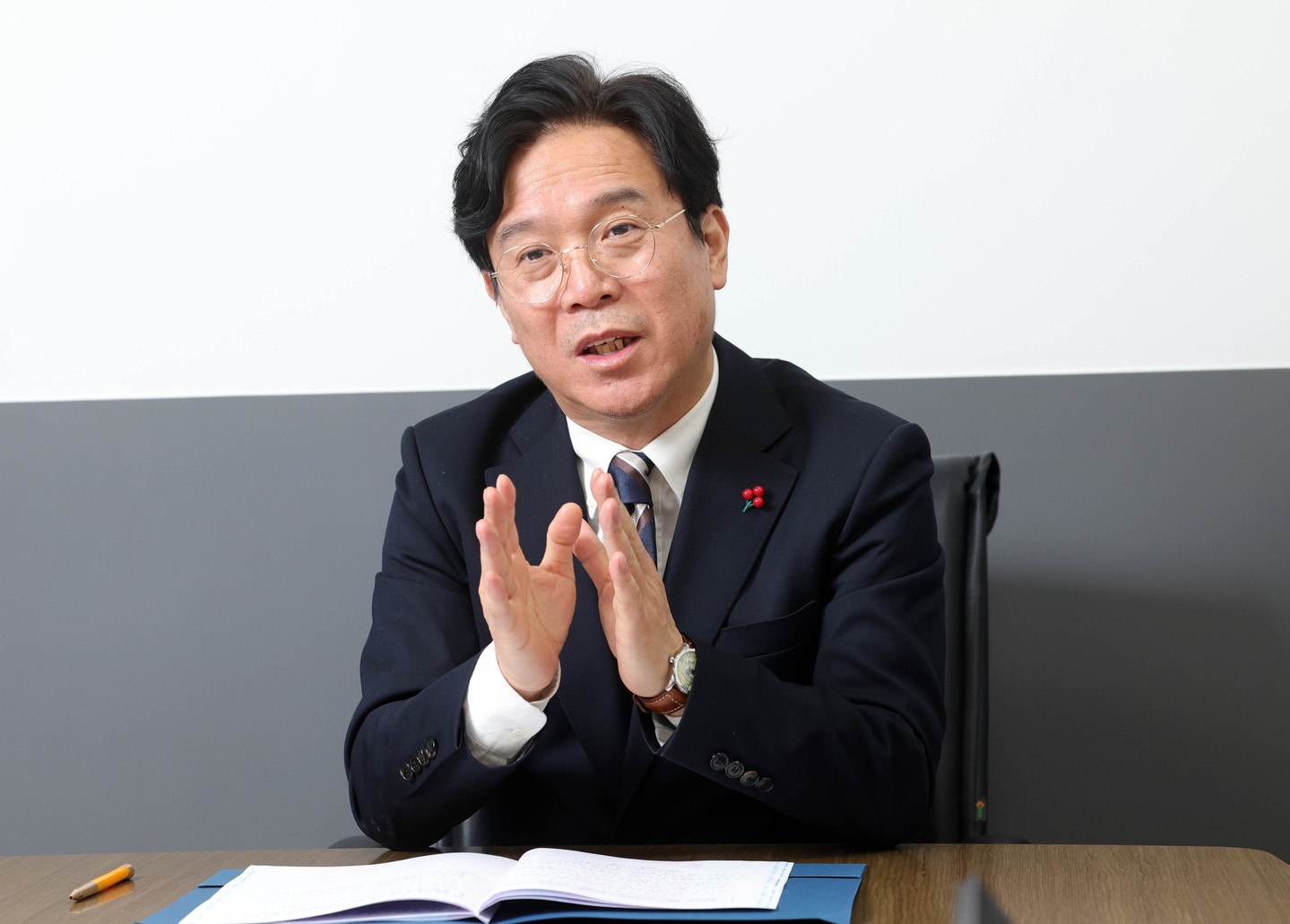 Minister of Labor and Employment Kim Young-hoon speaks during an interview with the JoongAng Ilbo at the government complex in Jongno District, central Seoul, on Jan. 14. [KANG JUNG-HYUN]
