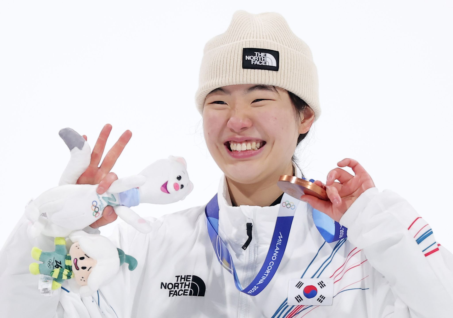 Yu Seung-eun, who won bronze in the women’s snowboard big air medal ceremony at the 2026 Milan-Cortina Winter Olympics, holds up her medal and poses for a photo at Livigno Snowpark in Livigno, Italy, on Feb. 9. [NEWS1]