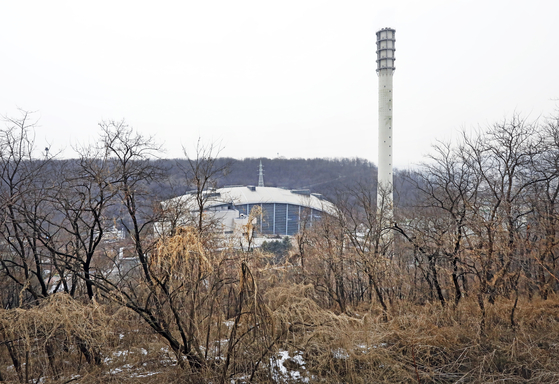 Filtered smoke exits through the chimney of Mapo Resource Recovery plant in western Seoul on Feb. 4. [PARK SANG-MOON]