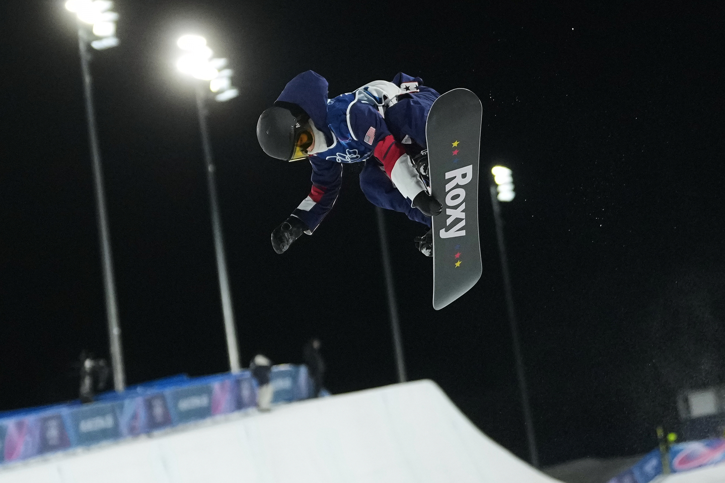 United States' Chloe Kim practices during a snowboard halfpipe training session at the 2026 Winter Olympics, in Livigno, Italy, on Feb. 8, 2026.  [AP/YONHAP] 