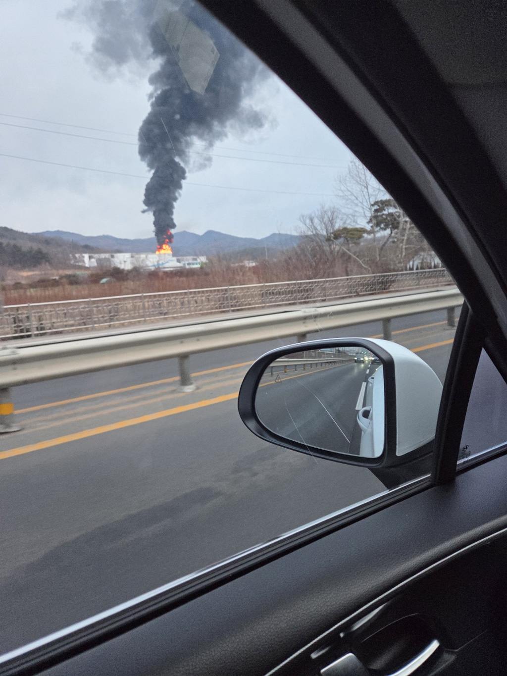 A fire broke out after an outdoor tank exploded at a Daehan Oil Pipeline Corporation facility in Gyeongsan, North Gyeongsang, on Feb. 10. [YONHAP]